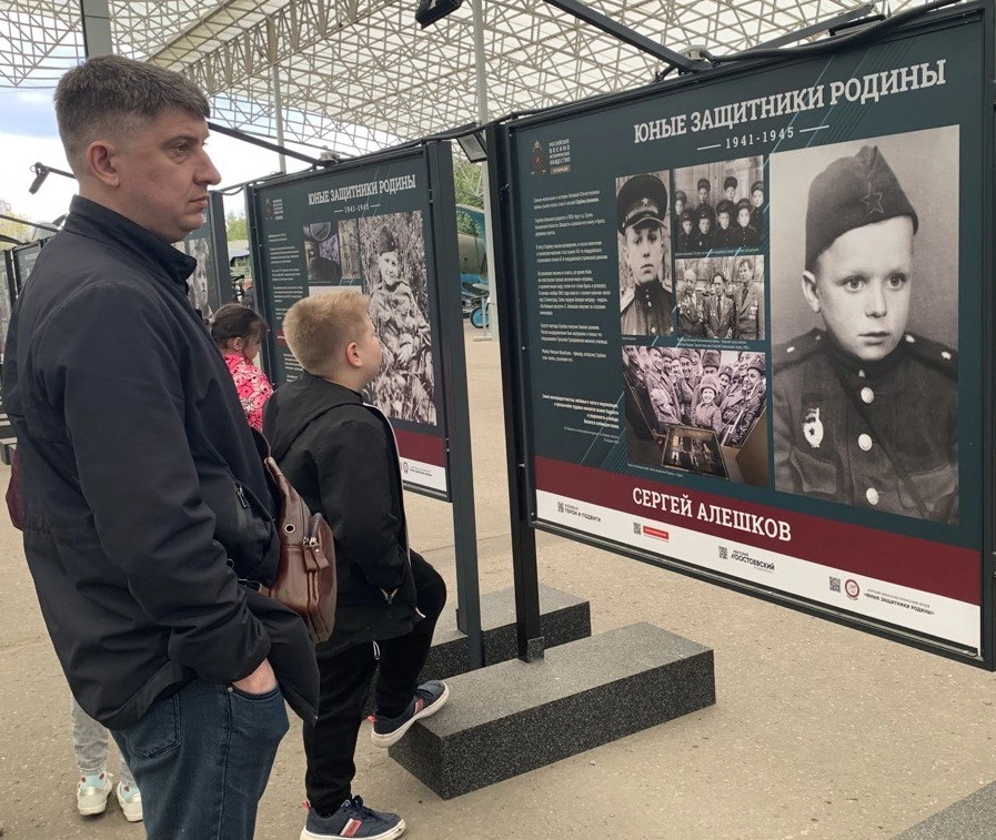 Портрет самого маленького солдата встречает посетителей Музея Победы на Поклонной горе.