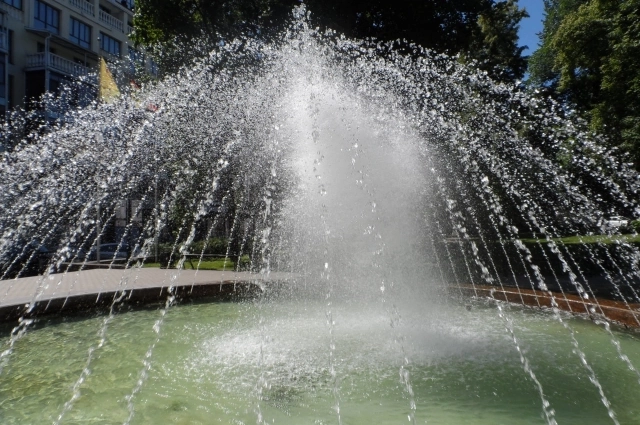  Мужчине фонтан снится как символ энергии, успеха и амбиций. Сонник Цветкова сообщает, что сильный фонтан с чистой водой предвещает подъем в делах, реализацию новых идей.