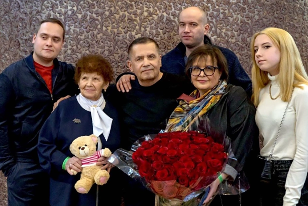 сын Николая Расторгуева - Павел. Николай Расторгуев с матерью, сестрой, сыновьями и внучкой (павел верхний лысый)