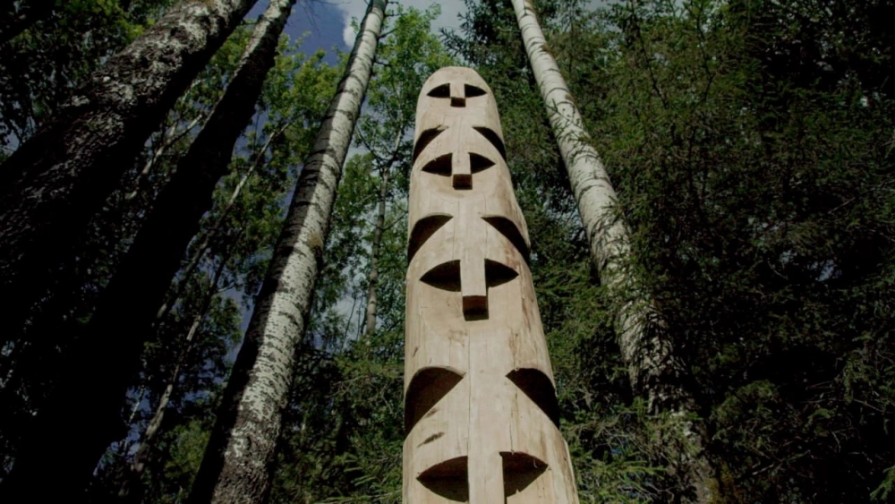 Специалисты утверждают, что тотемы, которые вырезал Василий, слишком красивые.