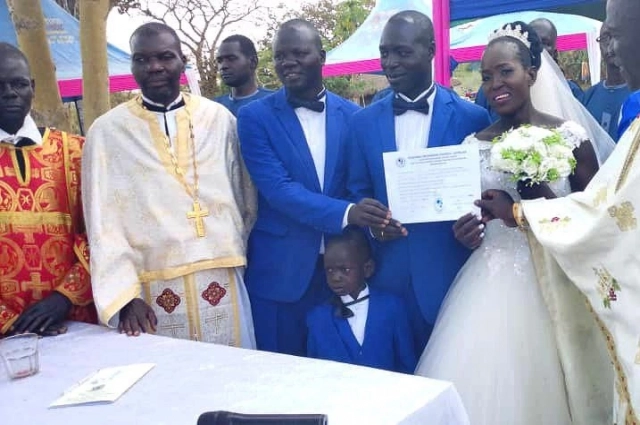 Семинаристы венчаются с избранницами в Уганде. Семинаристы венчаются с избранницами в Уганде. 