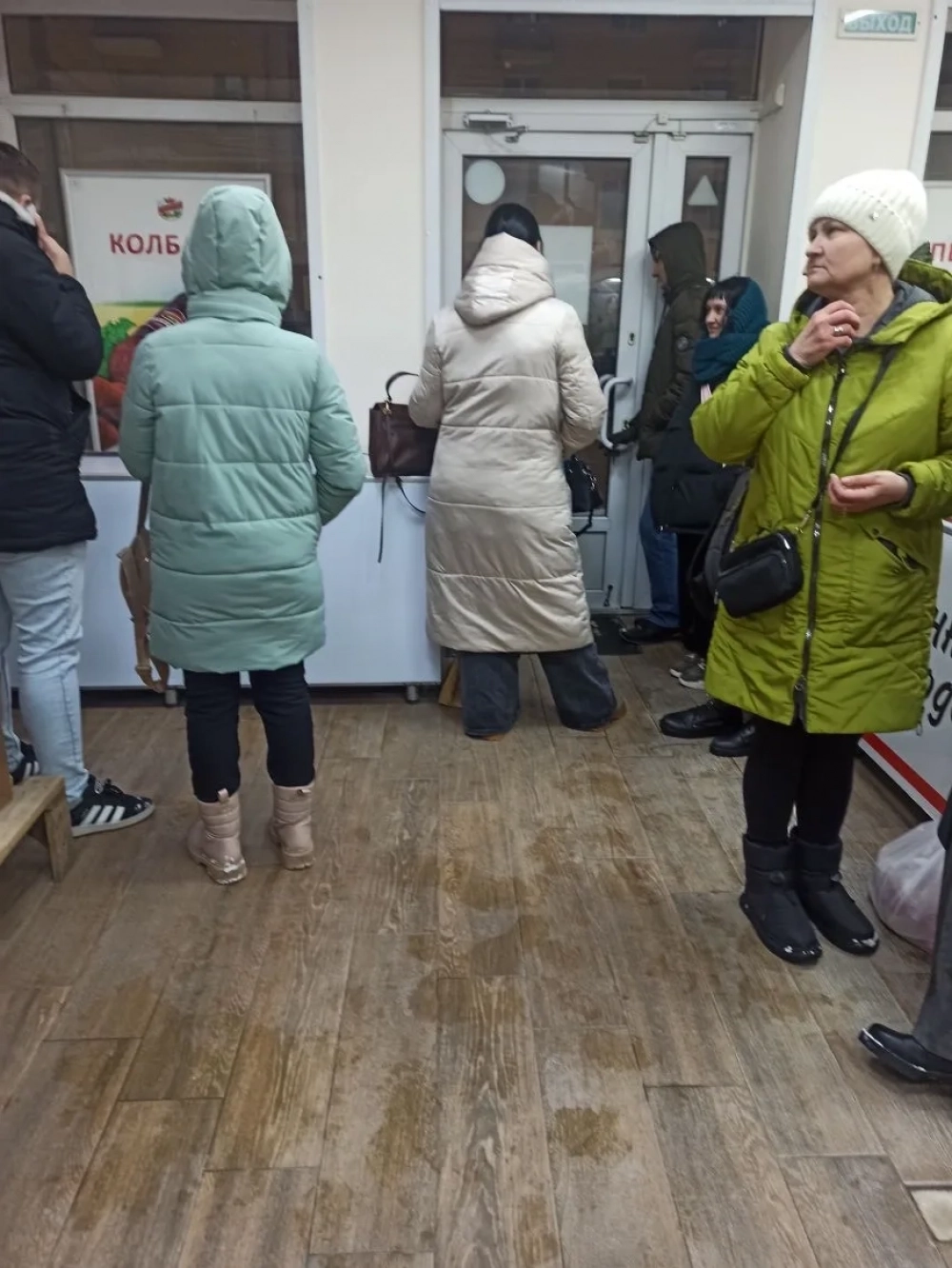 В магазине грелось 6 человек, которые уже познакомились и мило общались