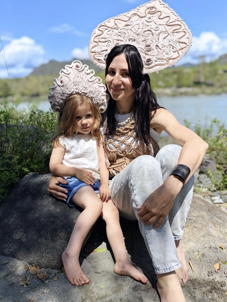 Парные кокошники мамы и дочки.