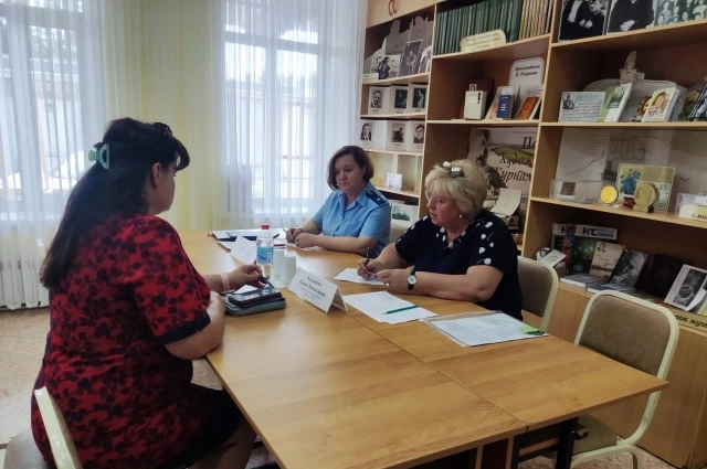 Ольга Гулла в должности заместителя прокурора Омского района ведёт приём.