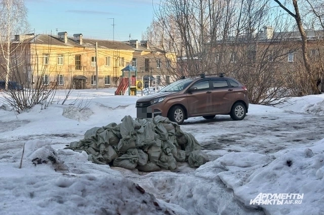 За зданием клиники лежит много мешков с непонятным содержимым.