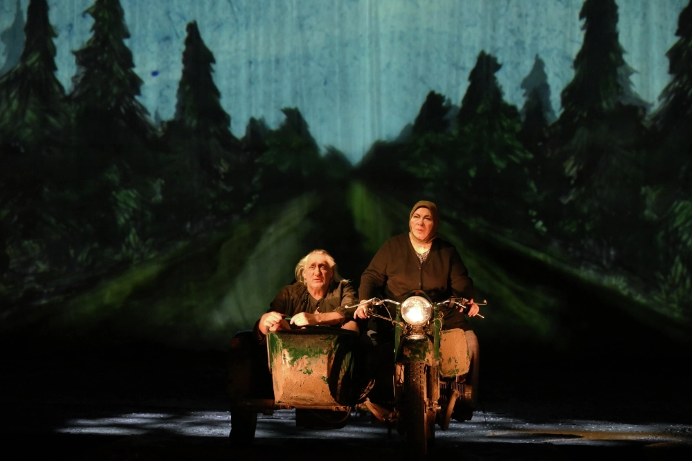 Александр Ронис в роли Федора и Нина Усатова в роли Авдотьи Громовой на репетиции спектакля «Материнское сердце».