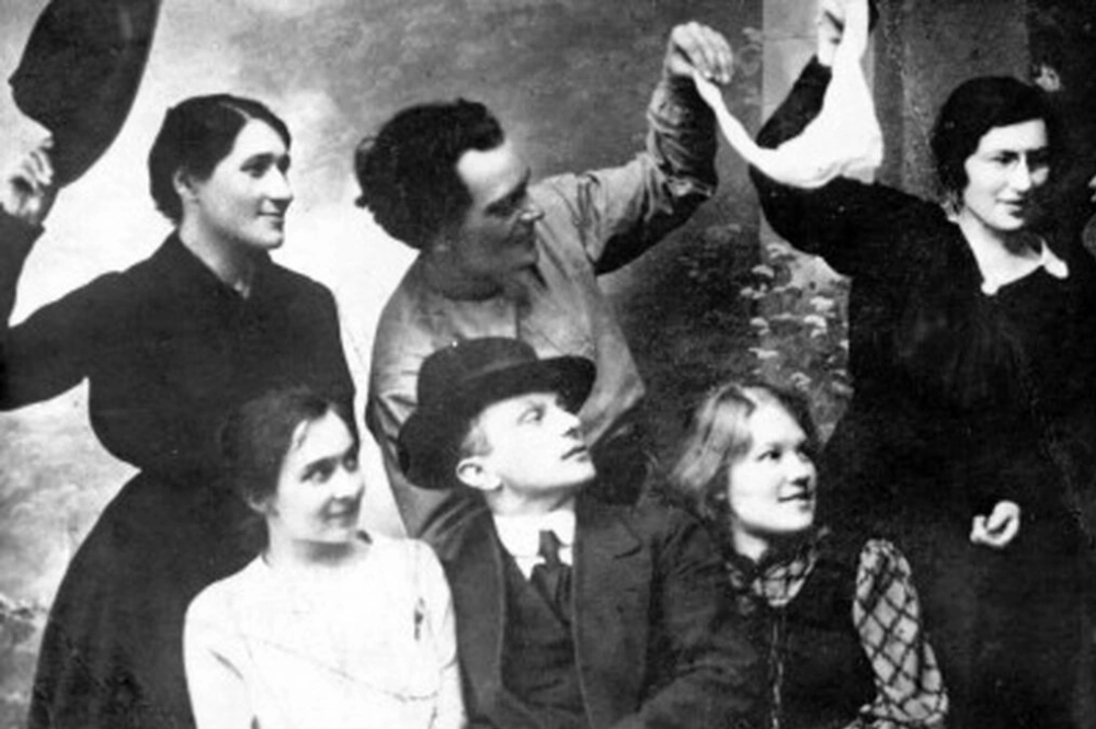 Куйбышев (в верхнем ряду в центре) среди единомышленников. Справа в нижнем ряду Пана Стяжкина.