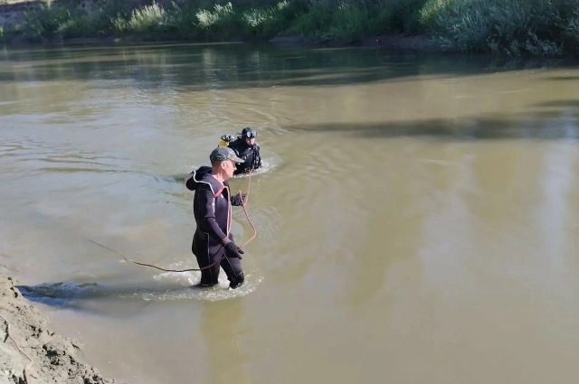 Тело подростка достали водолазы.