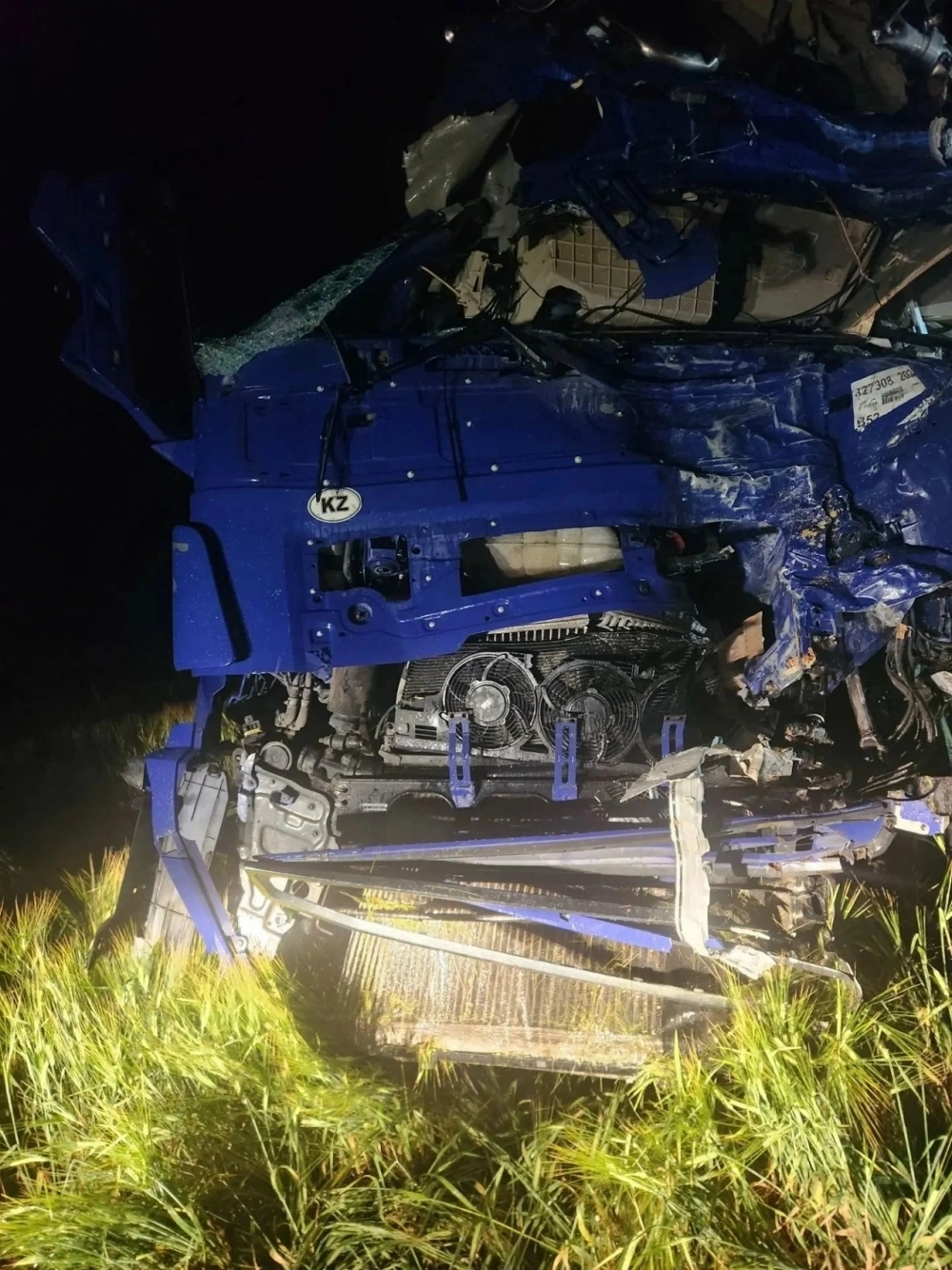 При таких повреждениях автомобиля человек внутри него выжить практически невозможно.