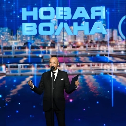 Впереди еще 6 праздничных вечеров: любимые артисты, хиты, премьеры песен, уже всеми признанные звезды и те, чьи таланты только-только разгораются