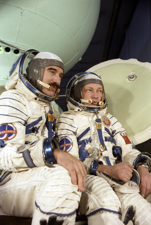 Члены международного экипажа космического корабля «Союз-33» — командир корабля Николай Рукавишников (справа) и космонавт-исследователь НРБ майор Георгий Иванов (слева)