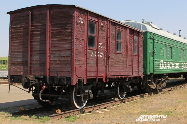   Старинные вагоны стали на вечную стоянку, а «башмаки» до сих пор служат железнодорожникам.