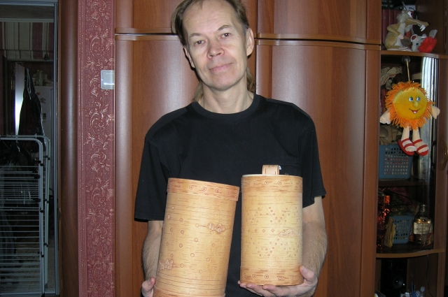 Больше всего Яну Гайнулину нравится делатья из берёзовой коры туеса. 