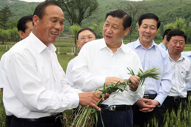 Си Цзиньпин на встрече с фермерами, 2009 г.