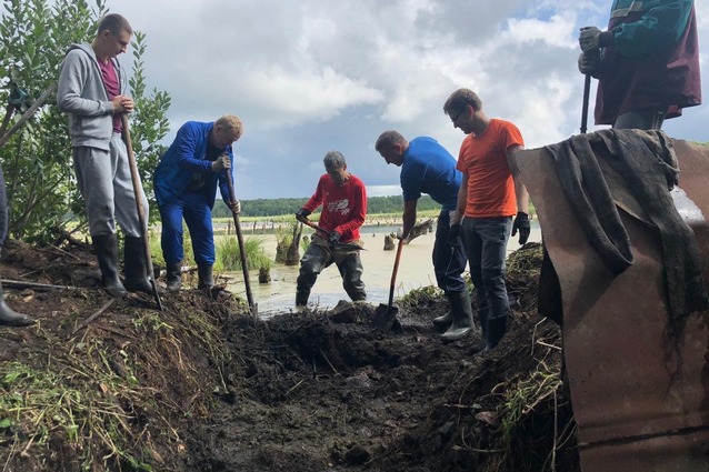 Экоактивисты во главе с Олегом Дубровиным чистят перетоку, чтобы  умирающее озеро наполнилось чистой водой из речки