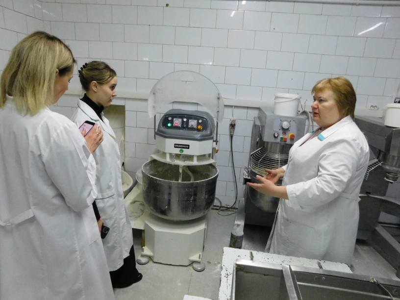 Заместитель директора хлебокомбината Людмила Мадонич (справа) с гордостью показывает новую тестомесильную машину.