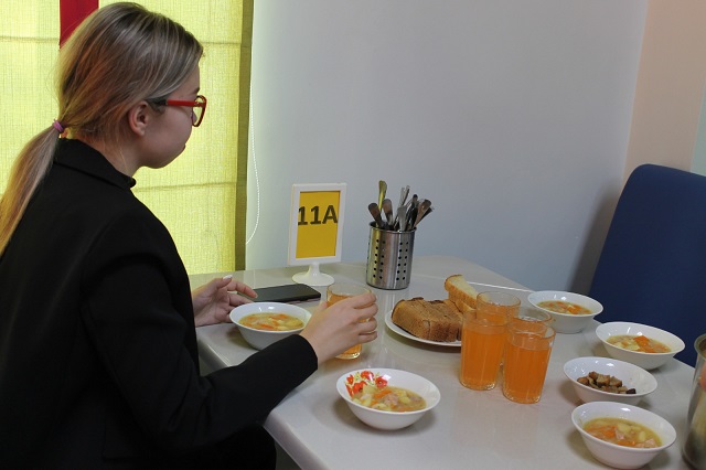 В нескольких школах Екатеринбурга ученики начали выбирать обеды по QR-коду