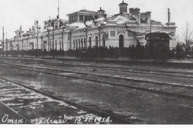 Железнодорожный вокзал. Внизу надпись на чешском.