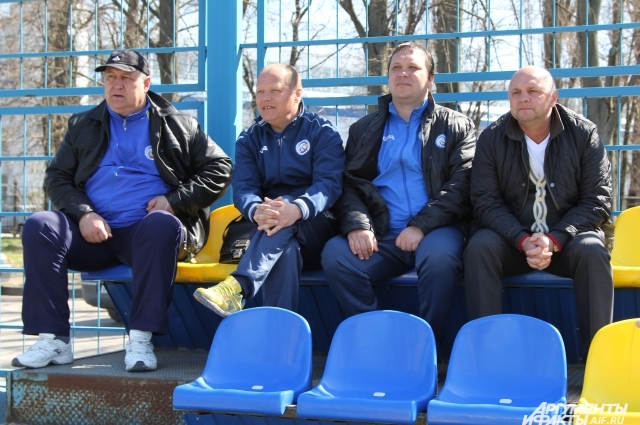 Игорь Гамула (крайний справа) с детско-юношескими тренерами Ростова 