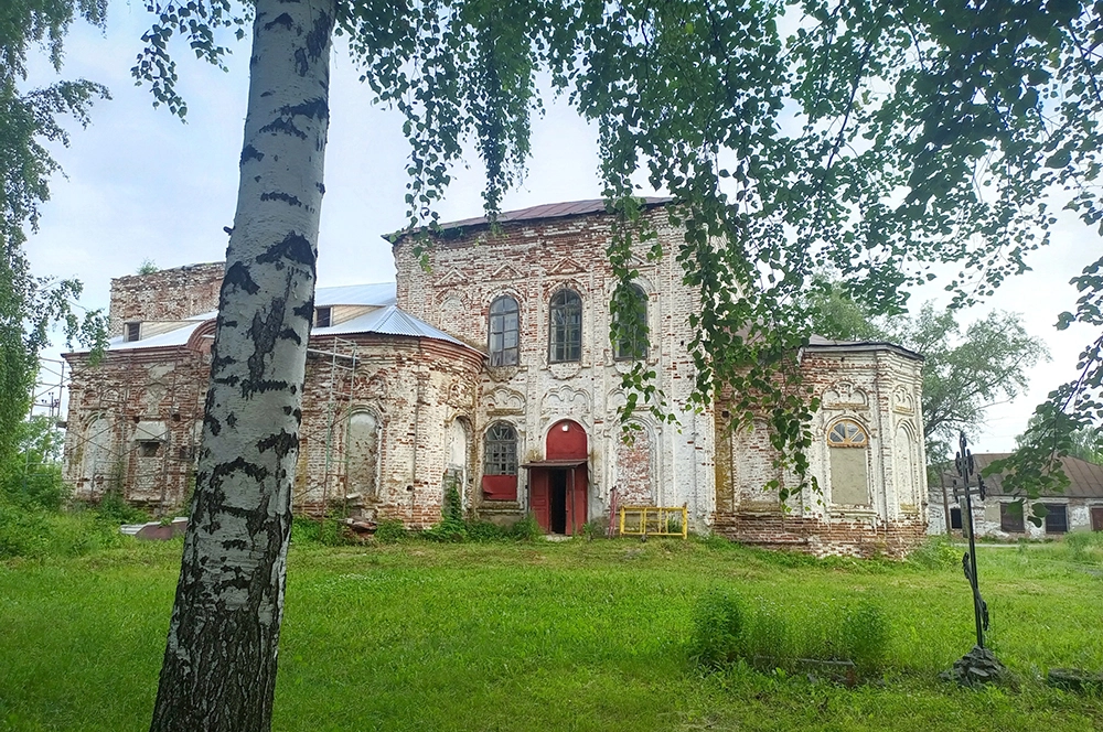 В храме восстановлена крыша над церковной трапезной.