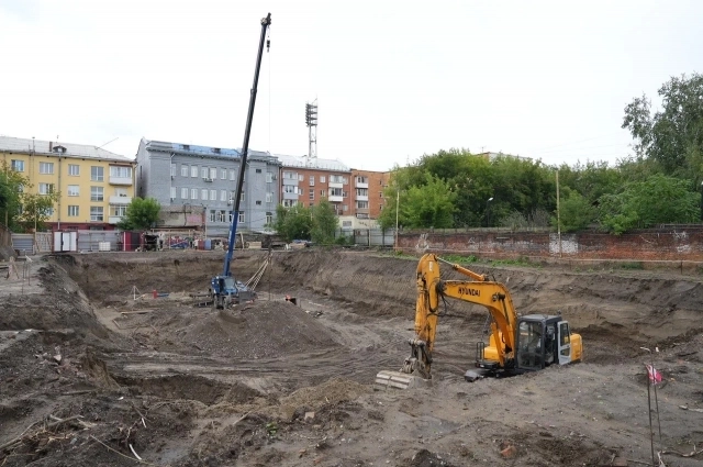 Сейчас на строительной площадке уже кипит работа.