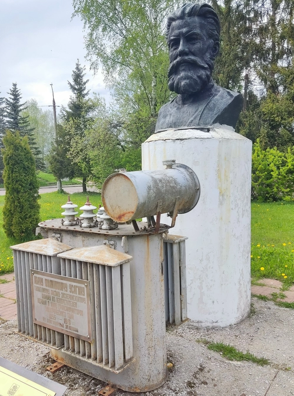 Памятник Ивану Усагину в селе Петровское. 