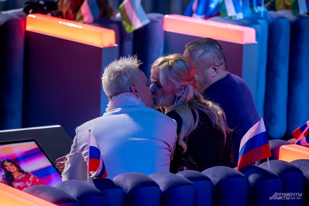 выступление артистов. Shaman и Мизулина 