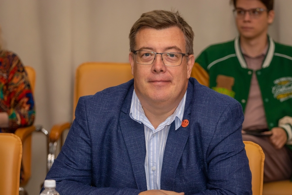 Первое слово взял историк.