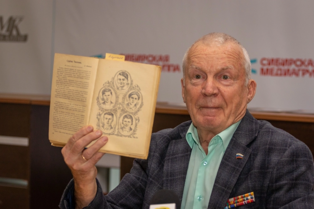 Чикильдик принес с собой сразу несколько экспонатов.