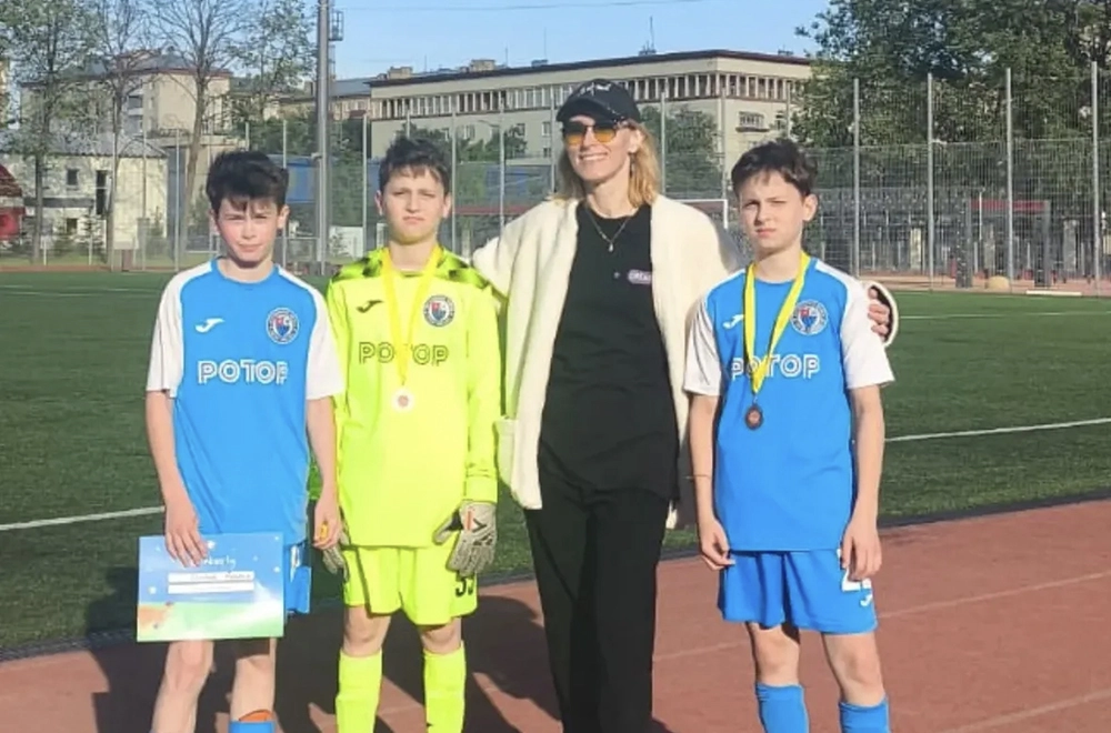 Мария Болтнева с детьми Андреем, Платоном и Тимофеем.