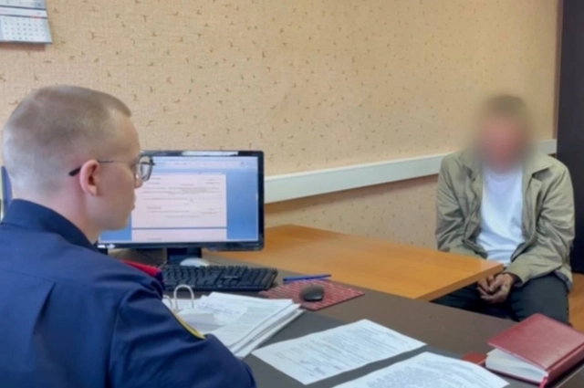 Константин знал, что в доме люди.