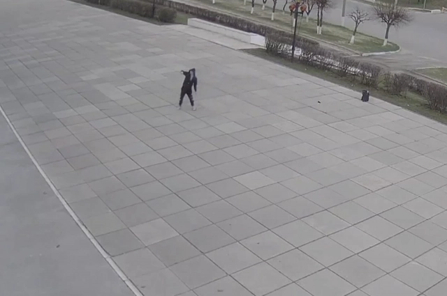 Приехал к зданию на такси.