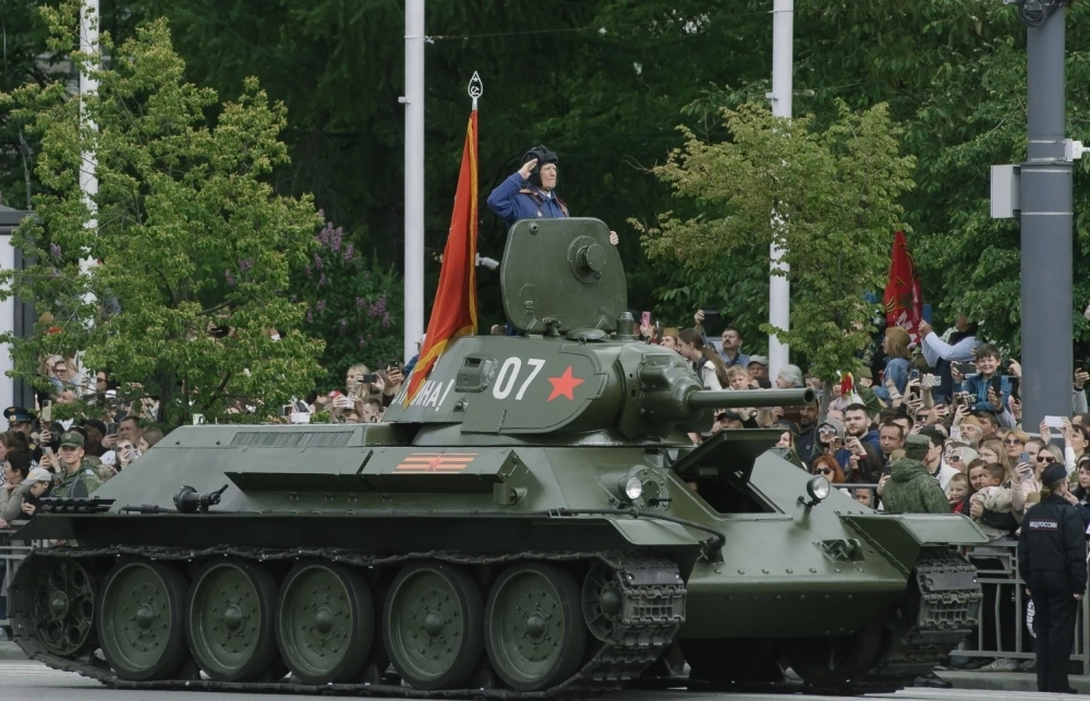 Экипажем боевой машины командовал 100-летний танкист, ветеран Великой Отечественной войны Николай Борисов.