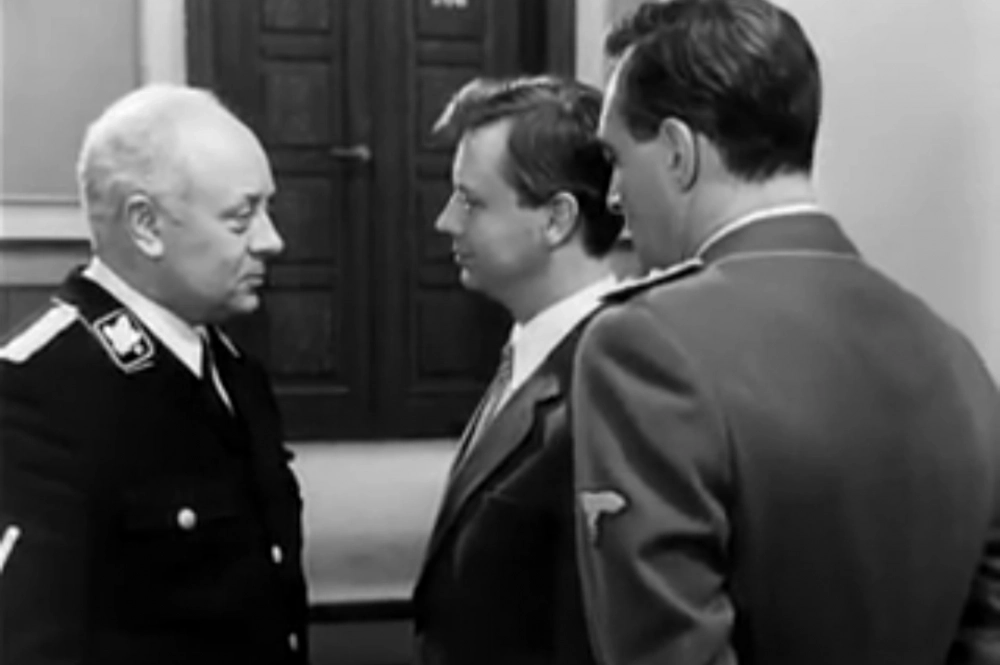 В фильме Мюллер держил себя выше остальных партийцев.