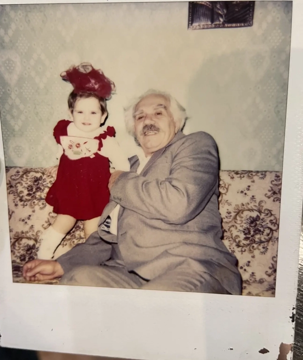 Дедушка очень любил свою внучку.