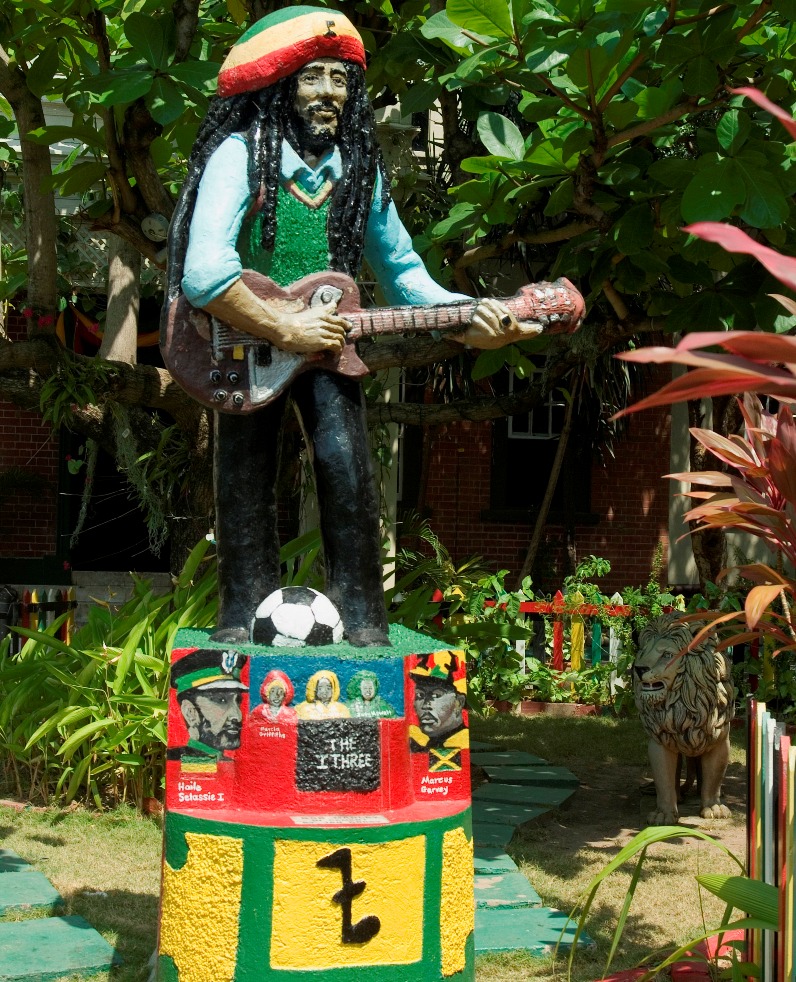 Статуя Боба Марли в музее его имени в Кингстоне, Ямайка