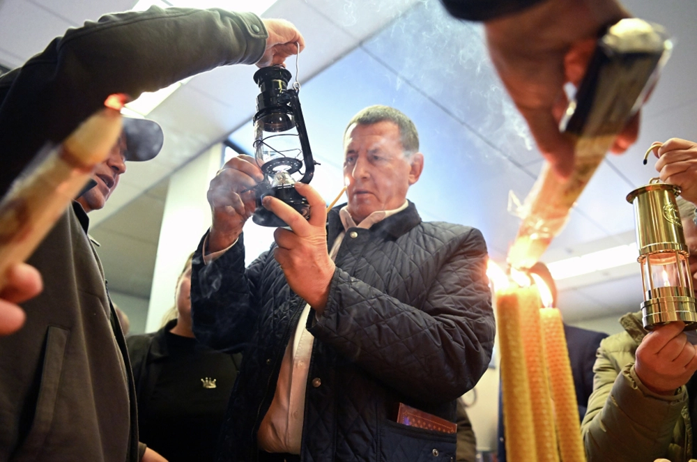 Верующие во&nbsp;время встречи Благодатного огня в&nbsp;аэропорту Внуково-3. Благодатный огонь доставлен спецрейсом из&nbsp;Иерусалима в&nbsp;Москву на&nbsp;праздничное пасхальное богослужение в&nbsp;храме Христа Спасителя.