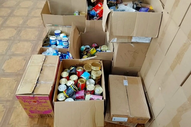 Волонтёры сортируют грузы для удобства.