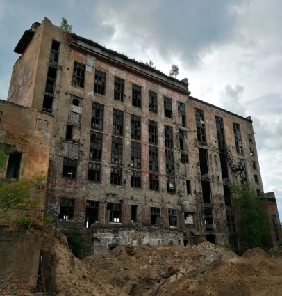 В зданиях были различные производственные помещения.