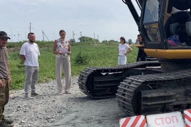 На этом кладбище бывали случаи, когда катафалку дорогу преграждала тяжёлая техника.