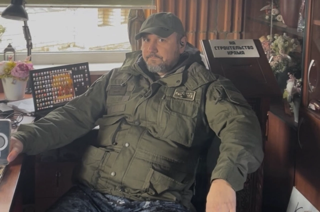 Перед входом на погост установлен офис ритуальной организации с КПП, охраной и шлагбаумом.