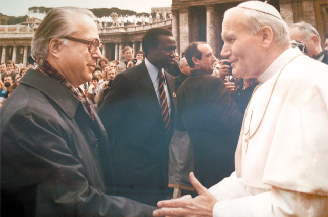 Дипломат Луньков с папой римским Иоанном Павлом II.