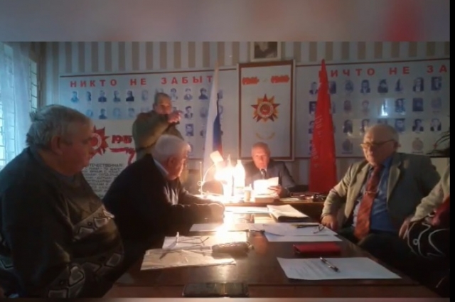   Собрание местных депутатов, где главу села распекают за бездействие.(скриншот Телеграмм канал «Астрахань.Север»).