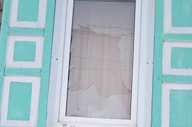   Разбитое окно в доме завуча. (фото – Алексей Пинчук).