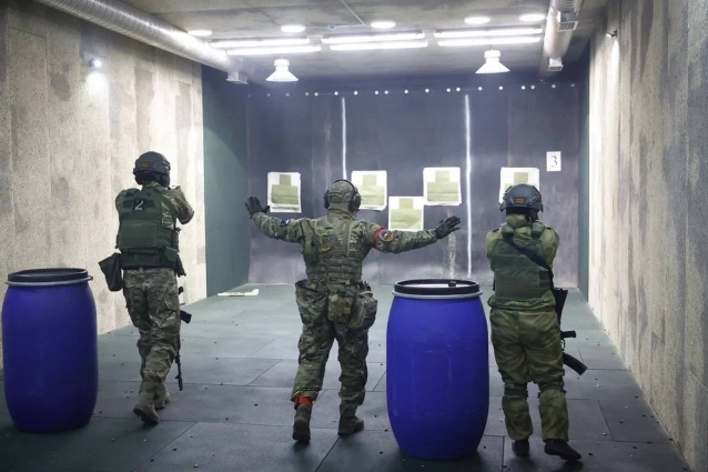 В Астрахани добровольцы проходят курсы военной подготовки в специализированном центре