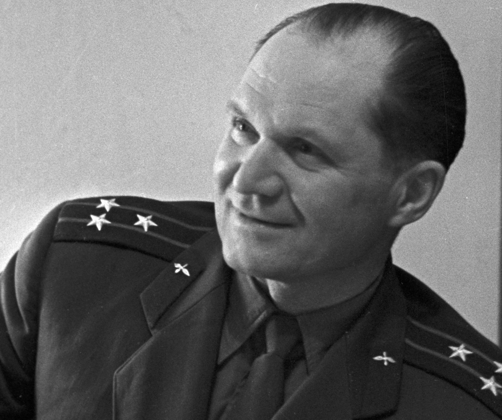 Советский летчик-истребитель, Герой Советского Союза, заместитель начальника Центрального аэроклуба имени В. П. Чкалова Евгений Николаевич Степанов.
