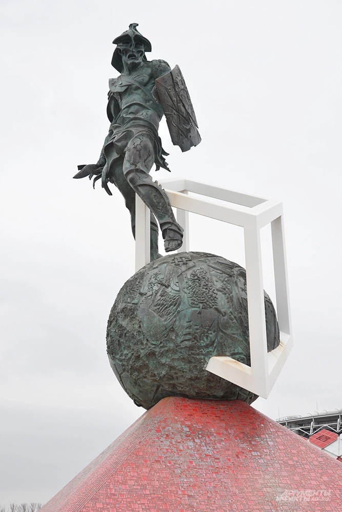 Монумент «Спартак» работы Александра Рукавишникова, установленный в 2014 году рядом со стадионом «Открытие Арена» в Москве.