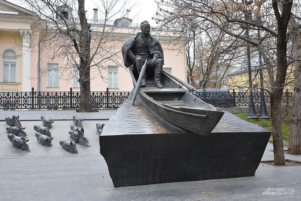 Памятник Михаилу Шолохову.