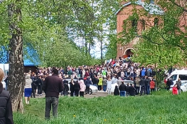 Проститься с друзьями пришли школьники.