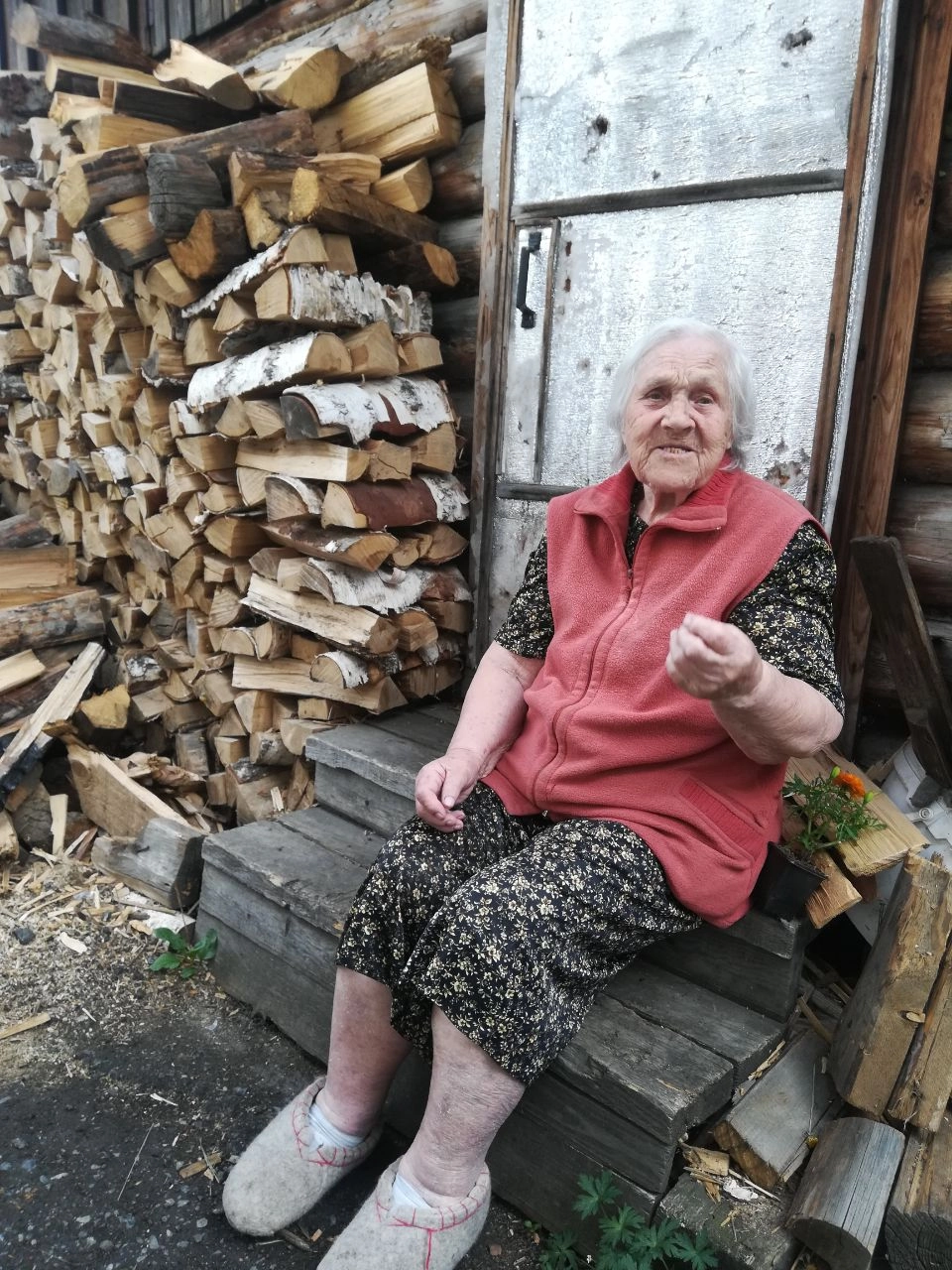 Бабушка Женя признаётся, что дома она отдыхает.